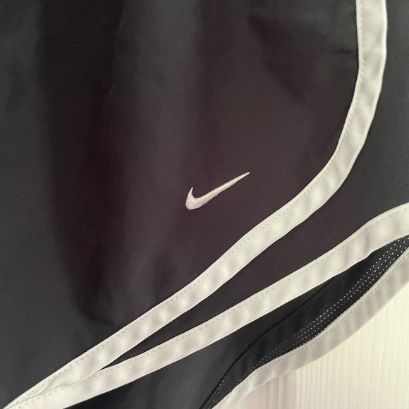 Nike women’s running shorts size medium - Picture 5 of 6